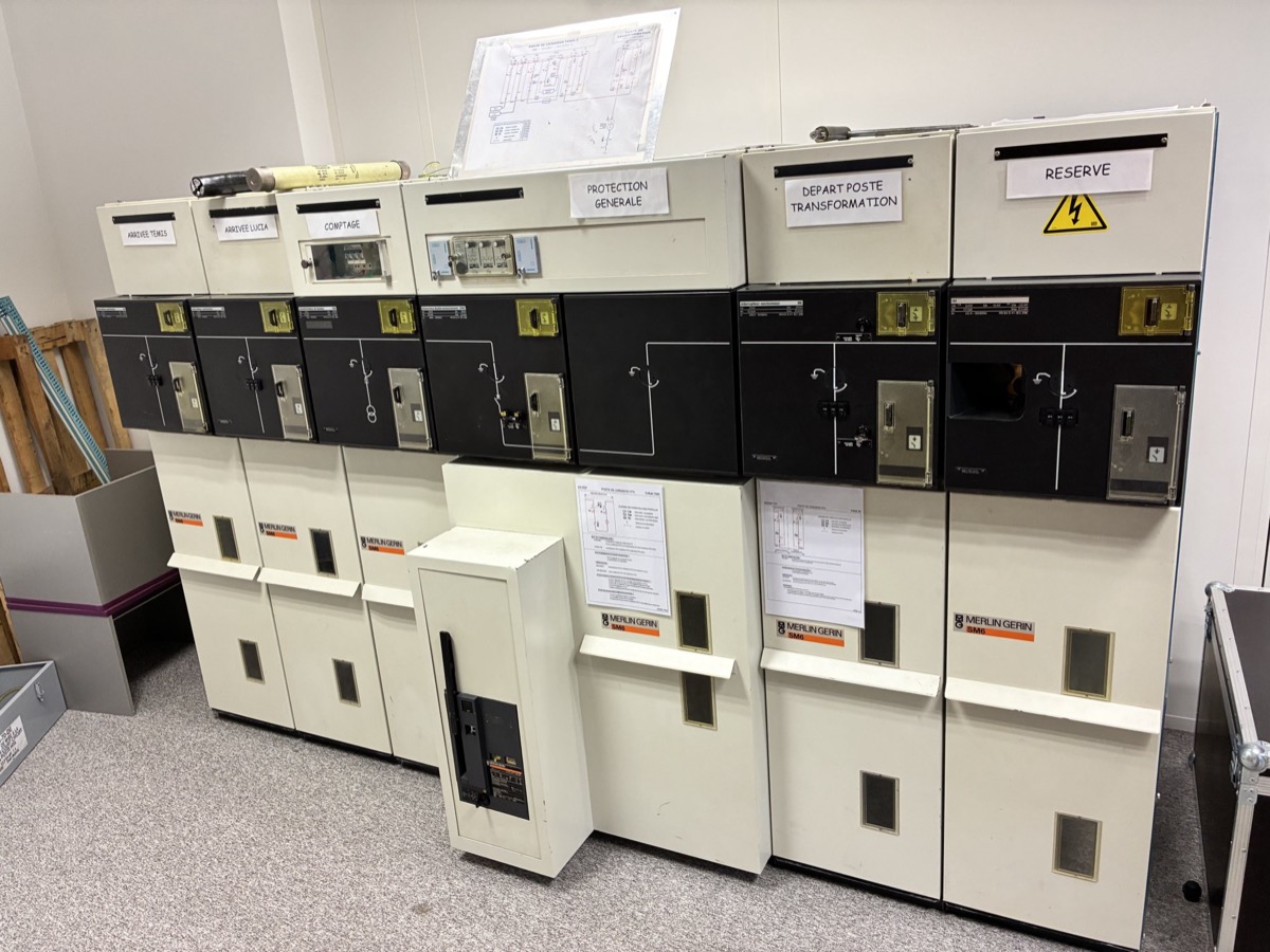 Stagiaires en formation pratique d'habilitation électrique sur une installation réelle